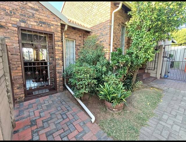 3 BEDROOM TOWNHOUSE FOR SALE IN THE REEDS EXT 9